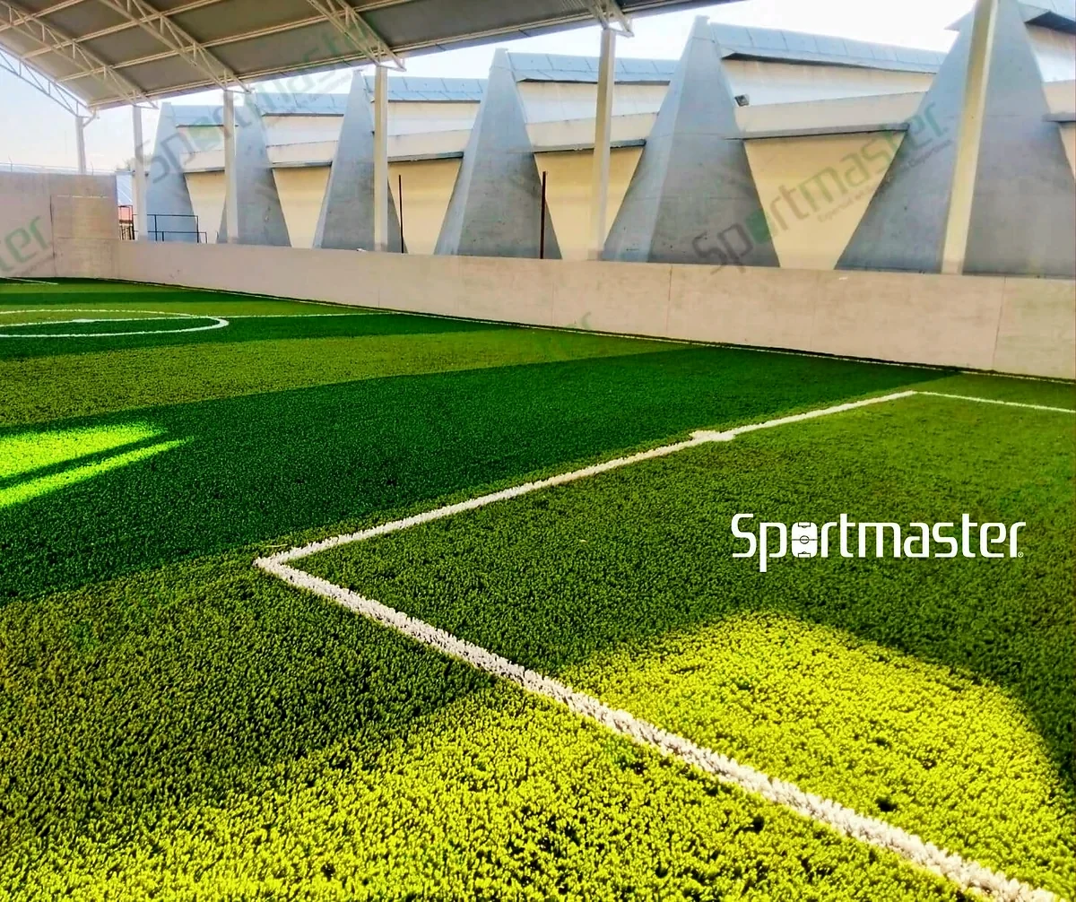 Detalle del pasto sintético de la cancha de fútbol 5 en Morelia, Michoacán