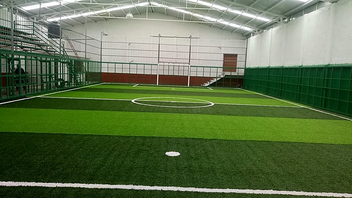 Cancha de fútbol 5 con pasto sintético en Campo Deportivo de Lago, Morelia, Michoacán: pasto sintético deportivo recién cepillado