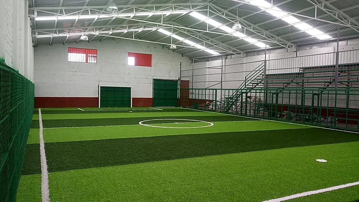 Cancha de fútbol 5 con pasto sintético en Campo Deportivo de Lago, Morelia, Michoacán: la cancha desdel fondo