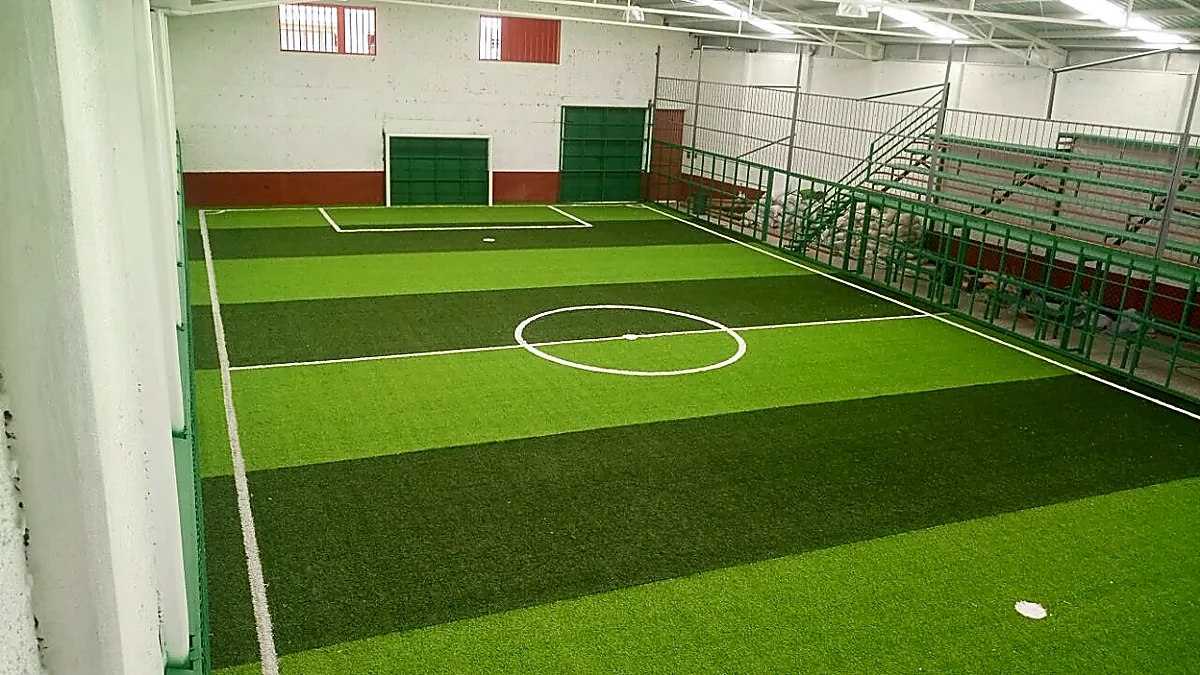 Cancha de fútbol 5 con pasto sintético en Campo Deportivo de Lago, Morelia, Michoacán: vista de la cancha y su entorno