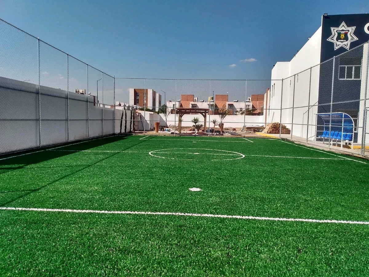 Detalle del pasto sintético de la cancha de fútbol 5 en Morelia, Michoacán