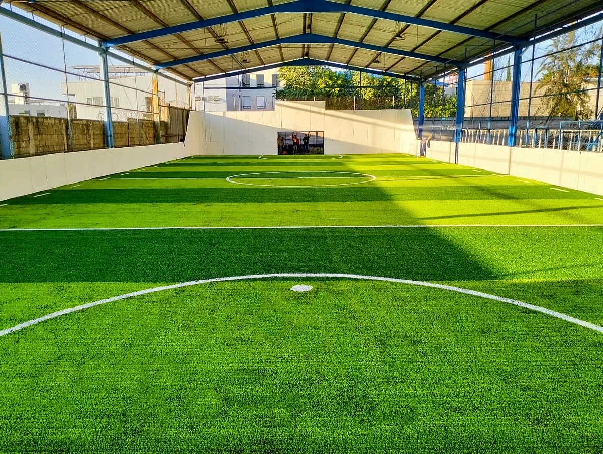 Cancha de fútbol 7 con pasto sintético en Cancha Monarca, Morelia, Michoacán: la cancha desdel fondo