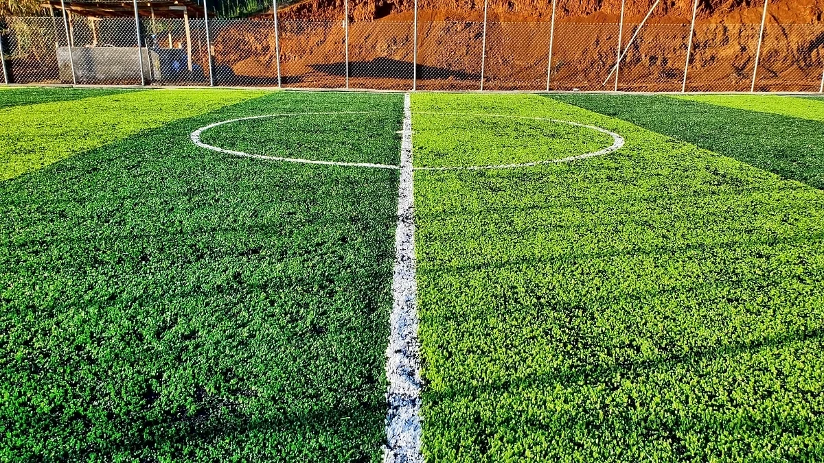 Detalle del pasto sintético de la cancha de fútbol 7 en Salvador Escalante, Michoacán