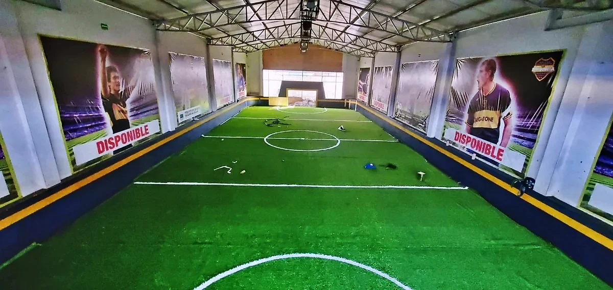 Cancha de fútbol rápido con pasto sintético en Cancha La Bombonera, Uruapan
