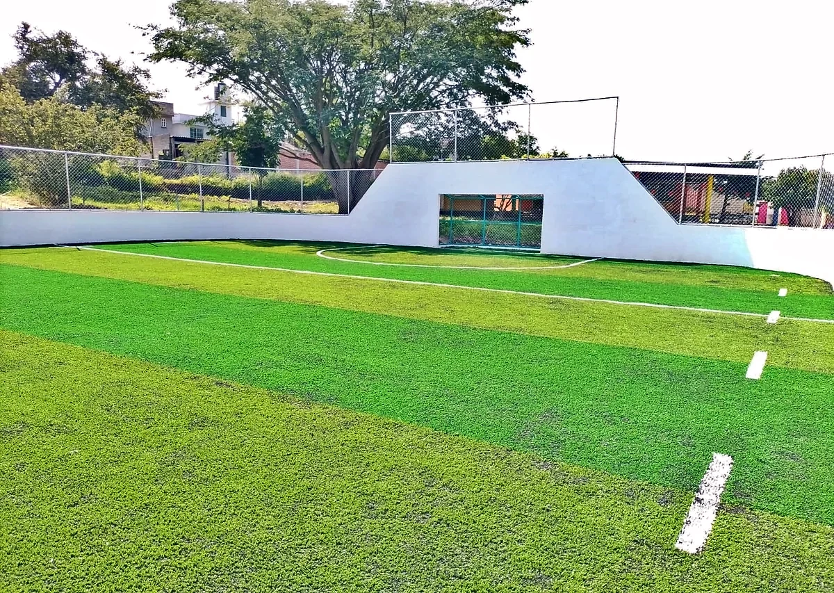 Cancha de fútbol rápido con pasto sintético en Cancha Localidad Santa Ana, Santa Ana de Guerrero, Michoacán: la cancha desdel fondo