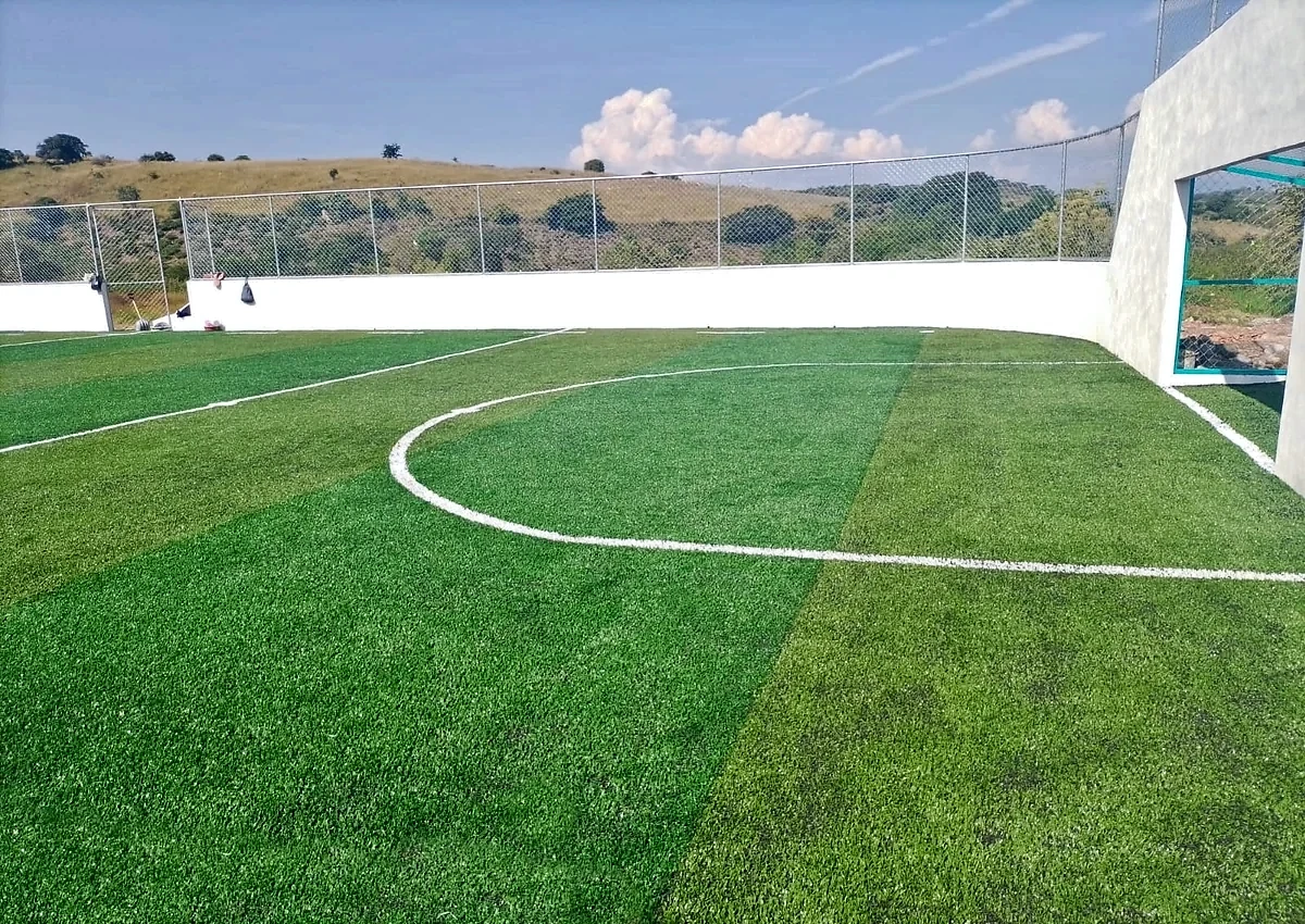 Detalle del pasto sintético de la cancha de fútbol rápido en Santa Ana de Guerrero, Michoacán