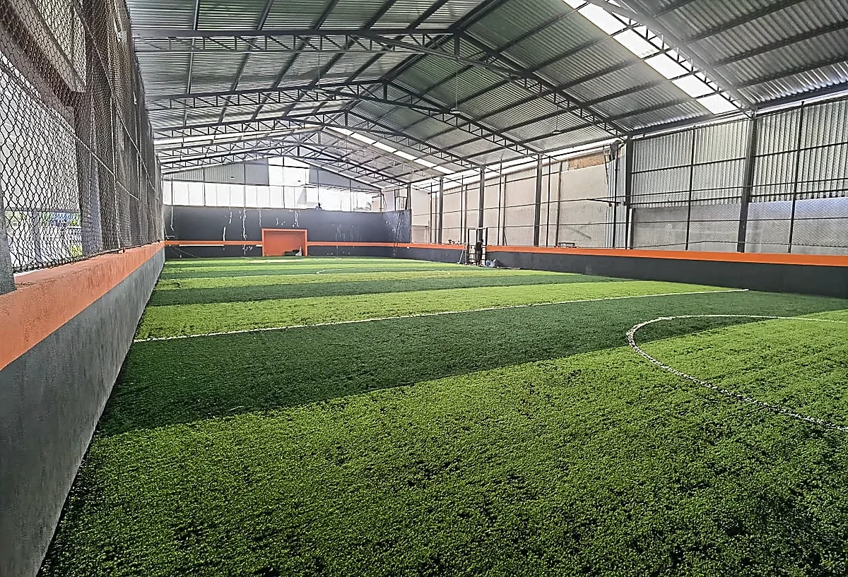 Cancha de fútbol rápido con pasto sintético en Morelia, Michoacán: la cancha desde la línea lateral