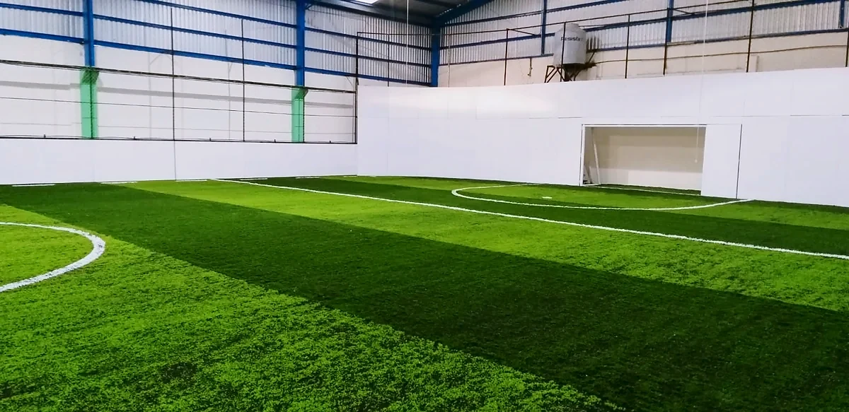 Cancha de fútbol rápido con pasto sintético en Paracho, Michoacán: la cancha desde la línea lateral