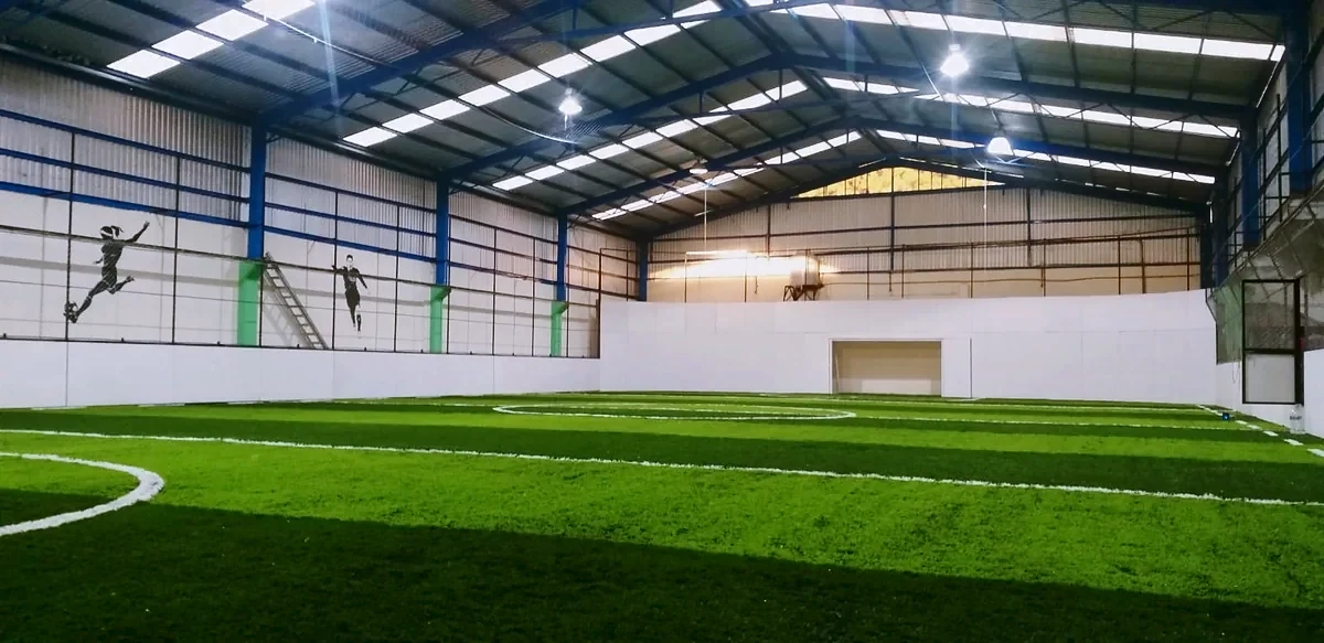 Cancha de fútbol rápido con pasto sintético en Paracho, Michoacán: pasto sintético deportivo recién cepillado