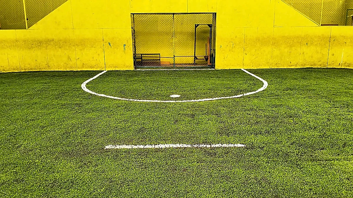 Cancha de fútbol rápido con pasto sintético en Pátzcuaro, Michoacán: pasto sintético deportivo recién cepillado