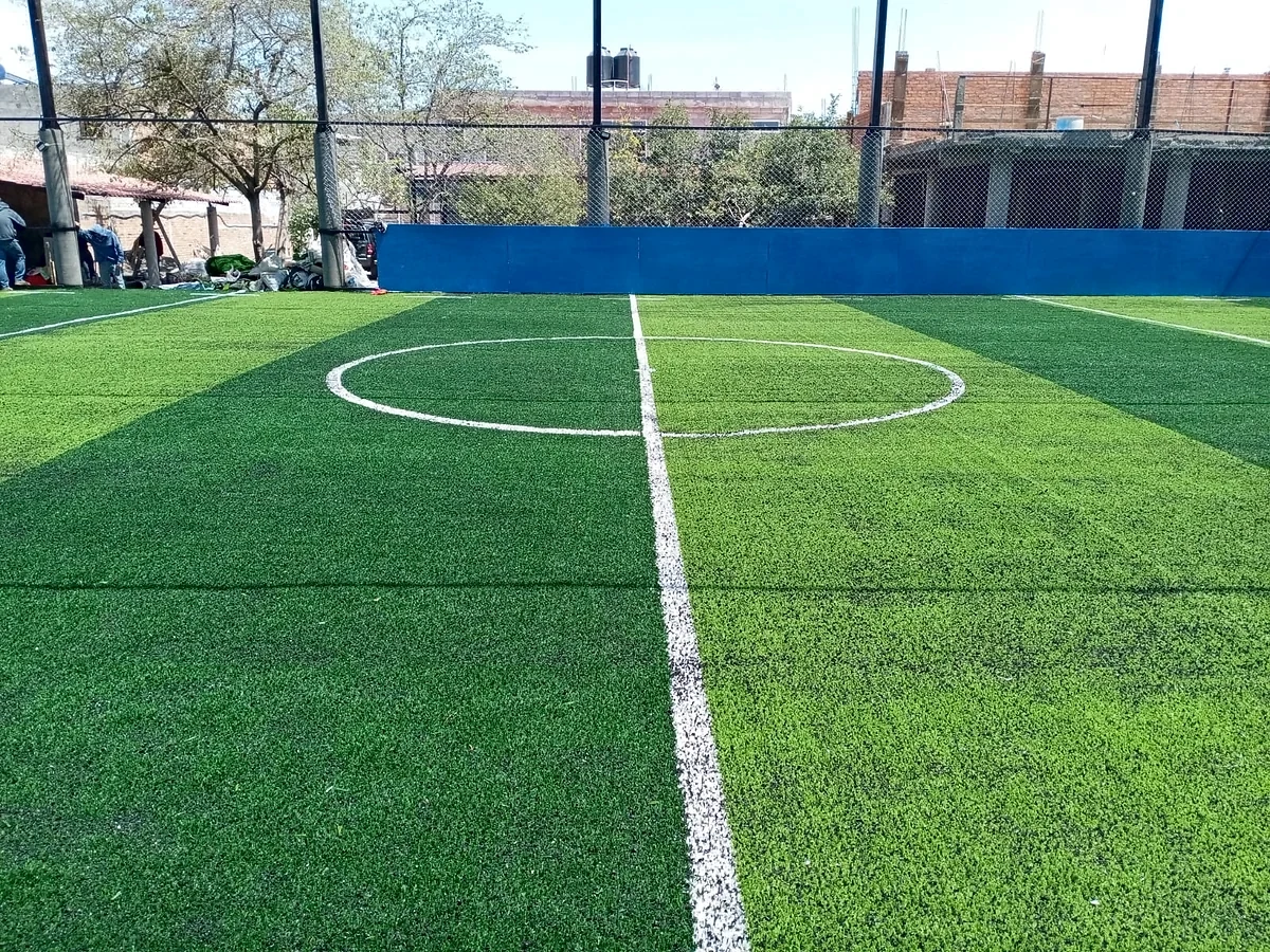 Cancha de fútbol rápido con pasto sintético en Tarímbaro, Michoacán: otra vista de la cancha