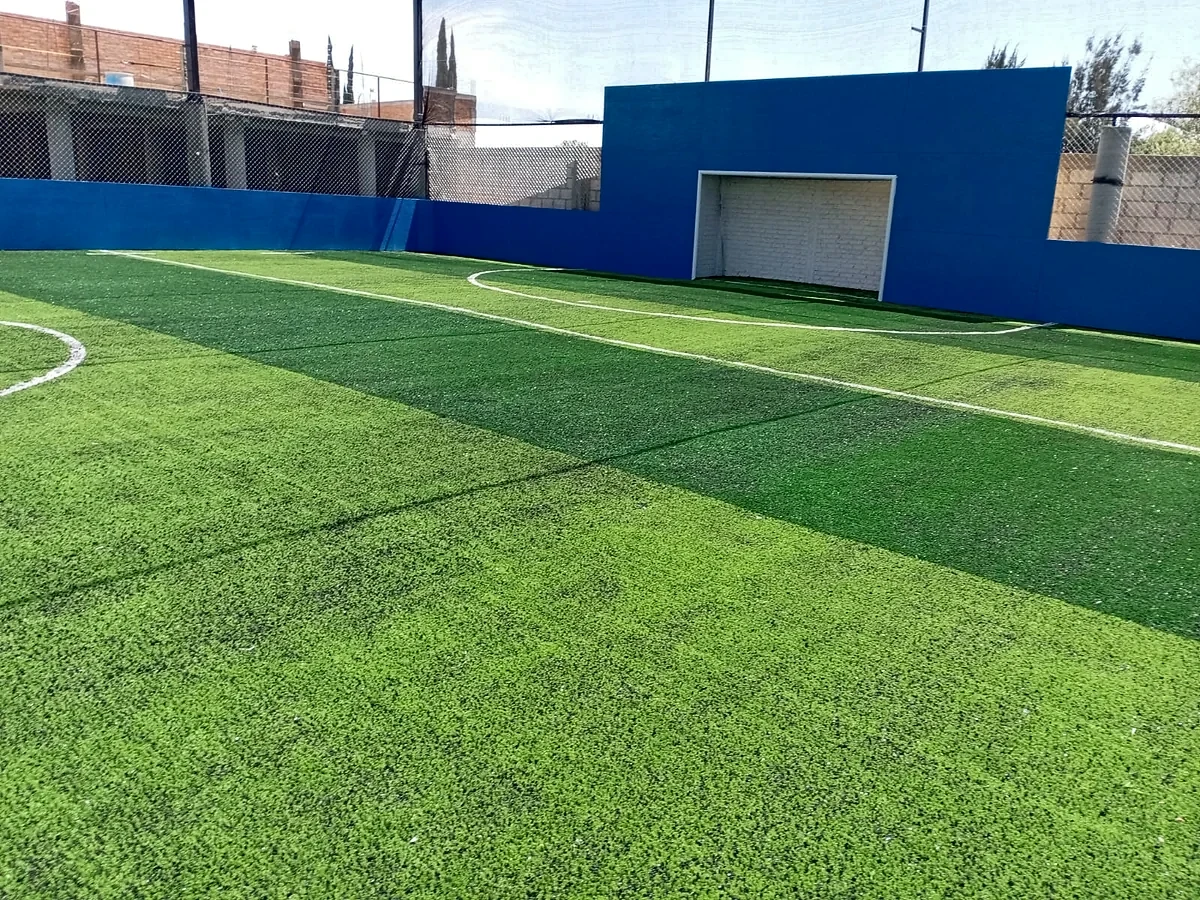Detalle del pasto sintético de la cancha de fútbol rápido en Tarímbaro, Michoacán