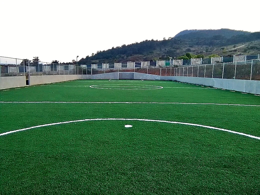Cancha de fútbol rápido con pasto sintético en Unidad Deportiva Acuitzio del Canje