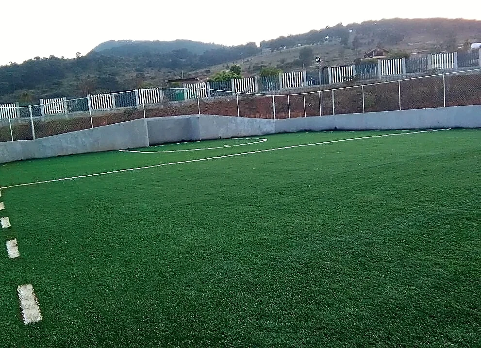 Cancha de fútbol rápido con pasto sintético en Unidad Deportiva Acuitzio del Canje, Michoacán: pasto sintético deportivo recién cepillado