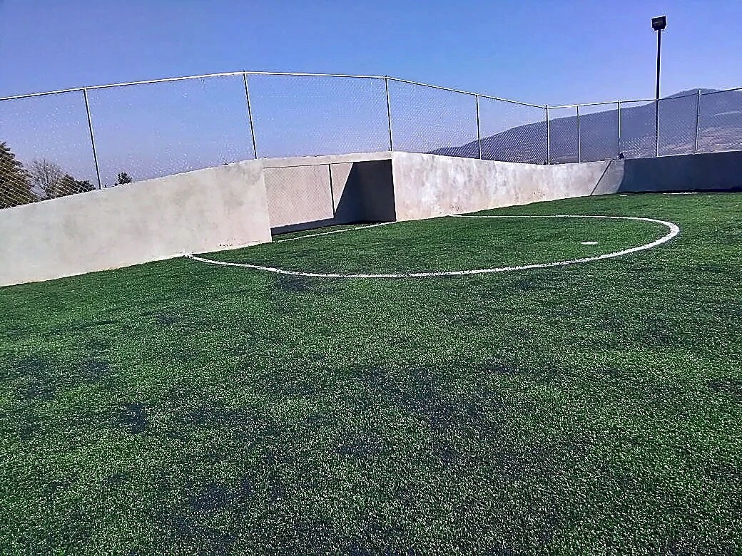 Detalle del pasto sintético de la cancha de fútbol rápido en Acuitzio del Canje, Michoacán