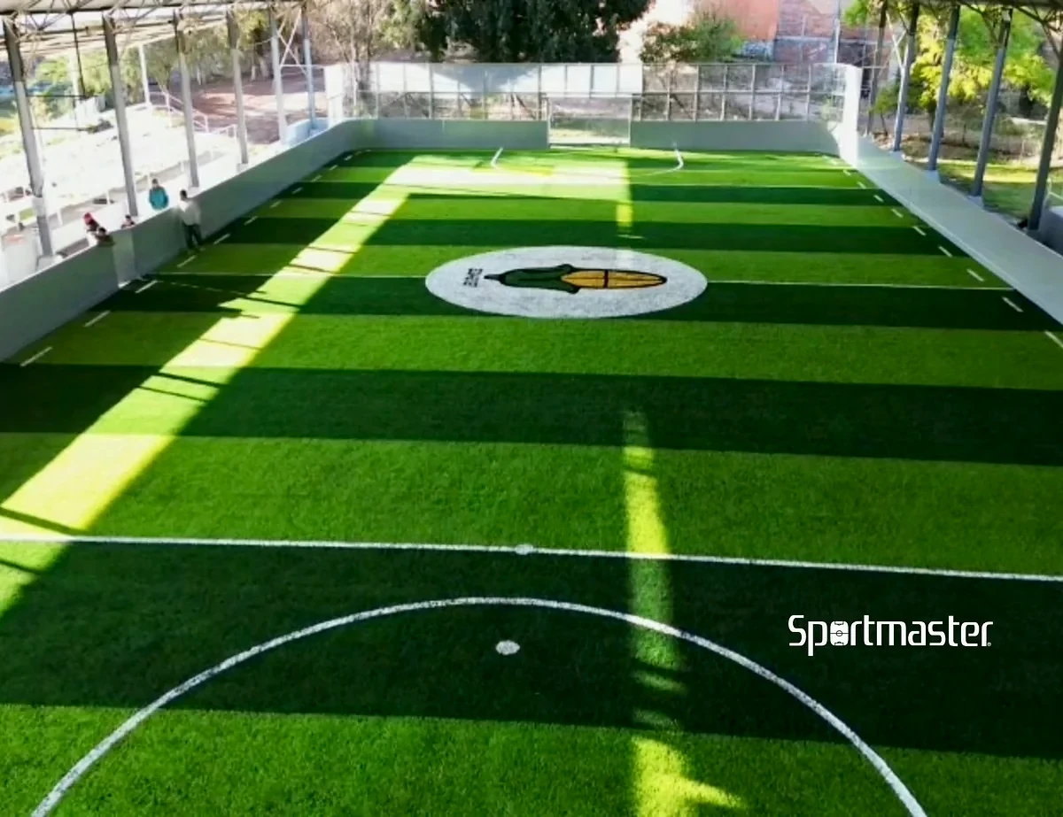 Detalle del pasto sintético de la cancha de fútbol rápido en José Sixto Verduzco, Michoacán