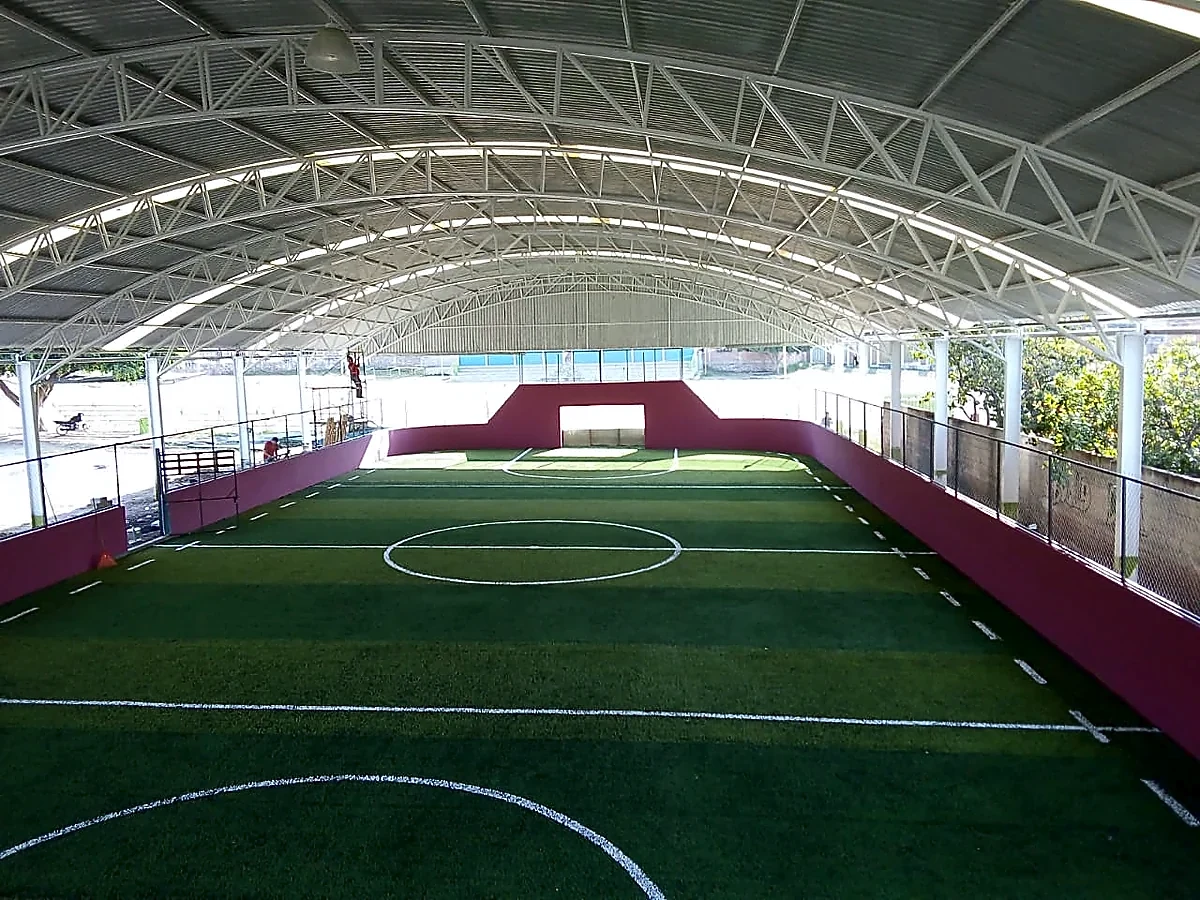 Cancha de fútbol rápido con pasto sintético en Zitácuaro, Michoacán: líneas de juego insertadas en el pasto