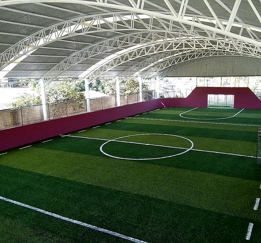 Detalle del pasto sintético de la cancha de fútbol rápido en Zitácuaro, Michoacán