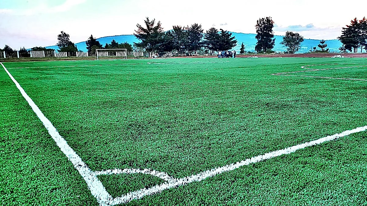Cancha de fútbol soccer con pasto sintético en Acuitzio, Michoacán: la cancha desde la línea lateral