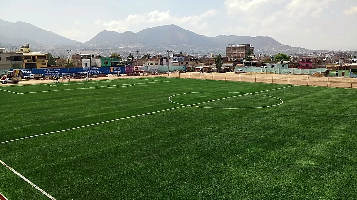 Cancha de fútbol soccer con pasto sintético en Campo Deportivo Maximo Martinez, Ciudad Hidalgo, Michoacán: pasto sintético deportivo recién cepillado
