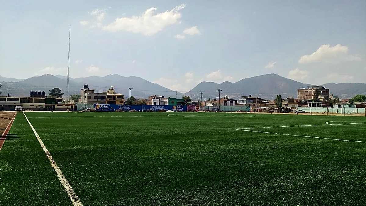 Cancha de fútbol soccer con pasto sintético en Campo Deportivo Maximo Martinez, Ciudad Hidalgo, Michoacán: vista de la cancha y su entorno