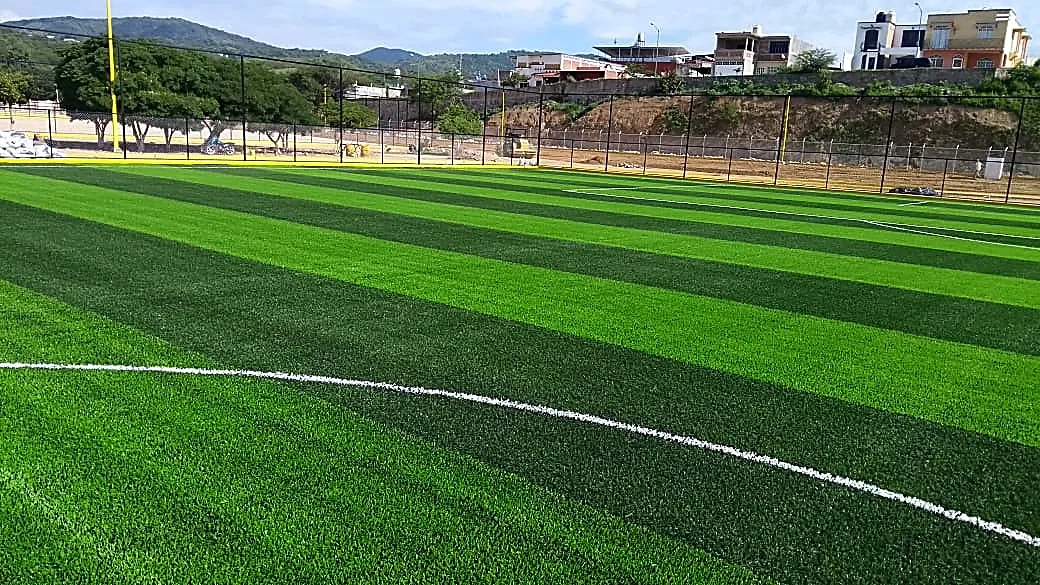 Cancha de fútbol soccer con pasto sintético en Unidad Deportiva Arteaga, cancha 1, Michoacán: pasto sintético deportivo recién cepillado