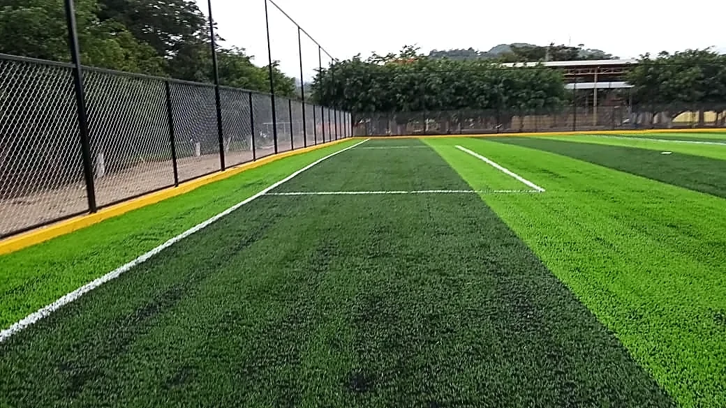 Detalle del pasto sintético de la cancha de fútbol soccer en Arteaga, Michoacán
