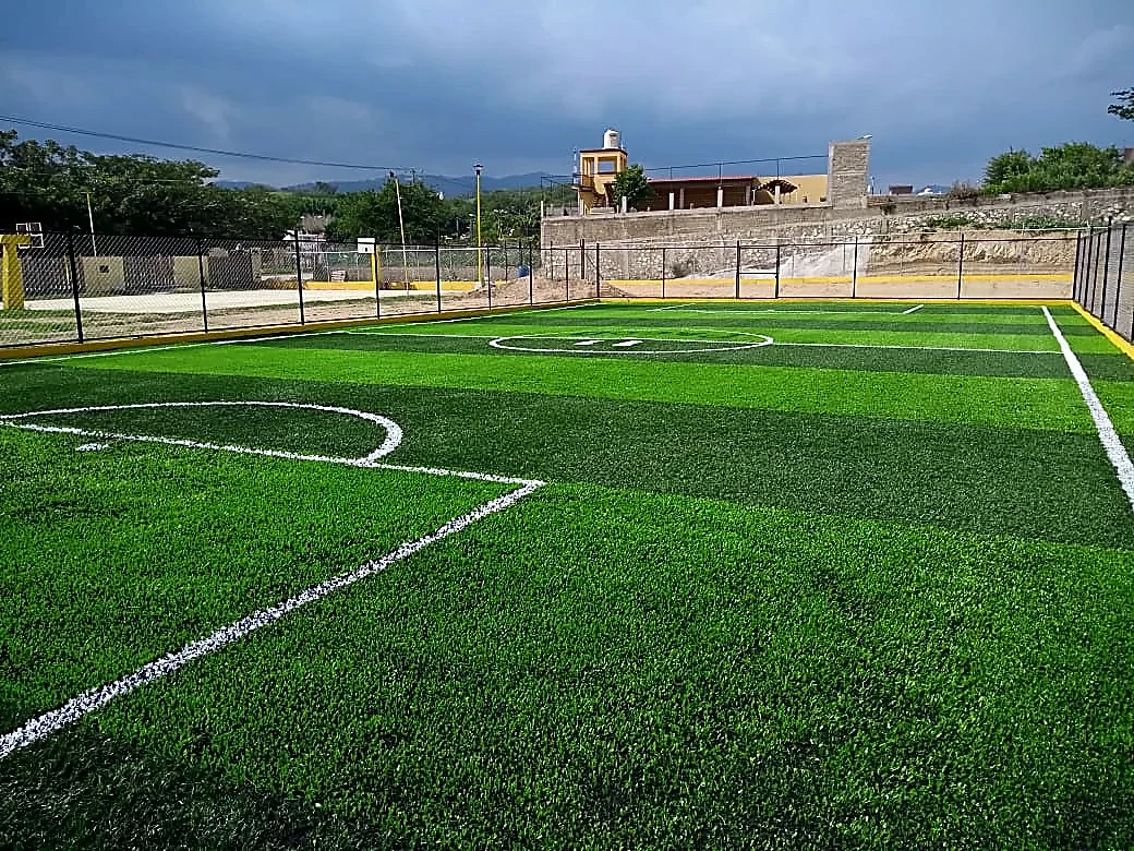 Cancha de fútbol soccer con pasto sintético en Unidad Deportiva Arteaga, cancha 3, Michoacán: líneas de juego insertadas en el pasto