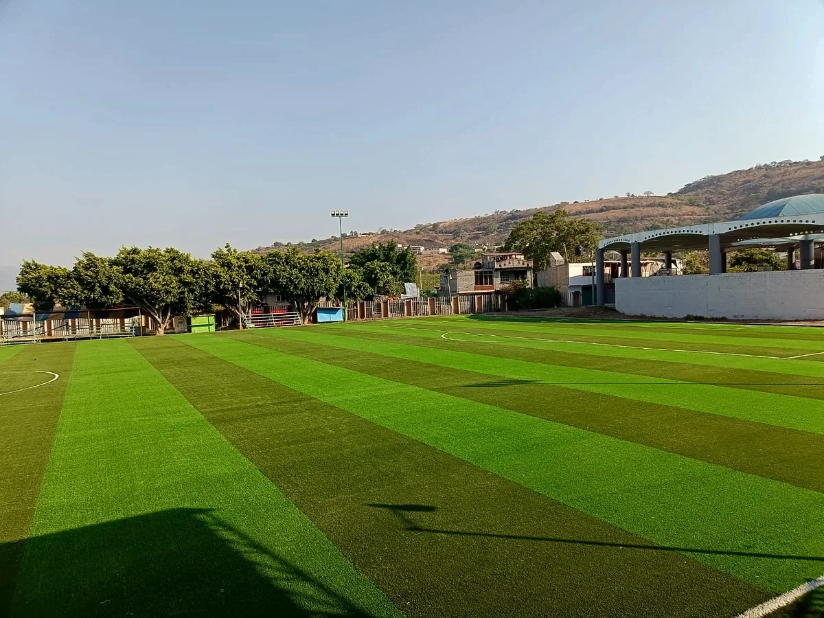 Cancha de fútbol soccer con pasto sintético en Unidad Deportiva Juárez, Benito Juárez, Michoacán: otra vista de la cancha