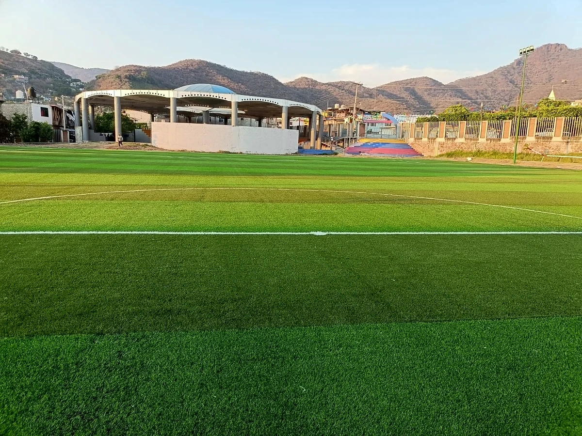Cancha de fútbol soccer con pasto sintético en Unidad Deportiva Juárez, Benito Juárez, Michoacán: la cancha desdel fondo
