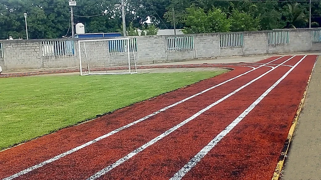 Pista para trotar con pasto sintético en Escuela Primaria y Secundaria José Vasconcelos, Lázaro Cárdenas