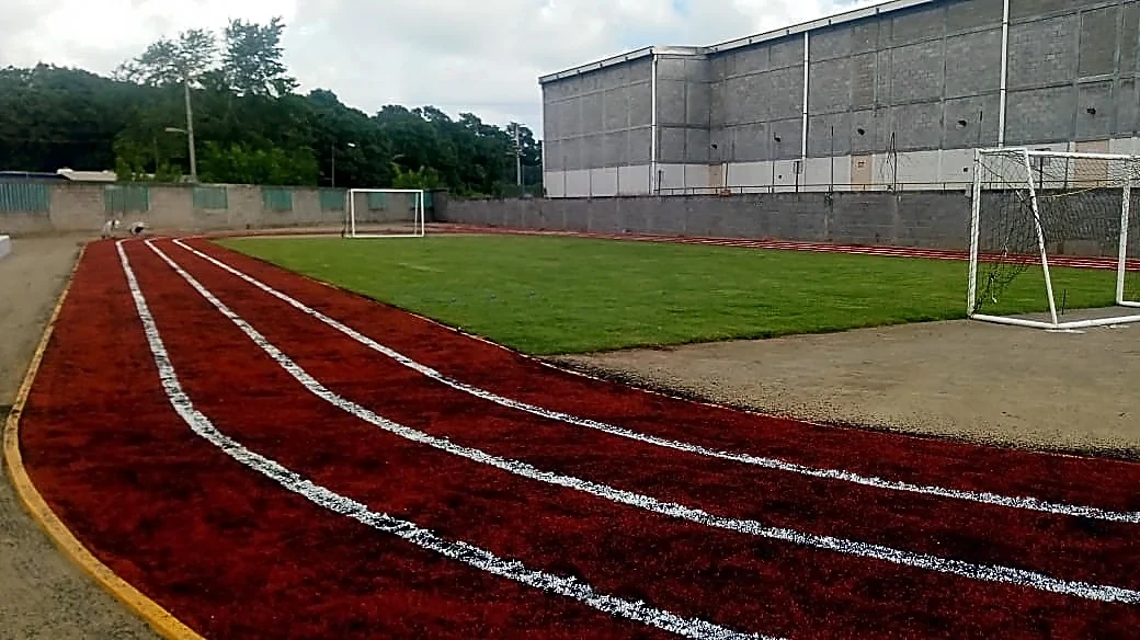 Pista para trotar con pasto sintético en Escuela Primaria y Secundaria José Vasconcelos, Lázaro Cárdenas, Michoacán: pasto sintético instalado en la pista