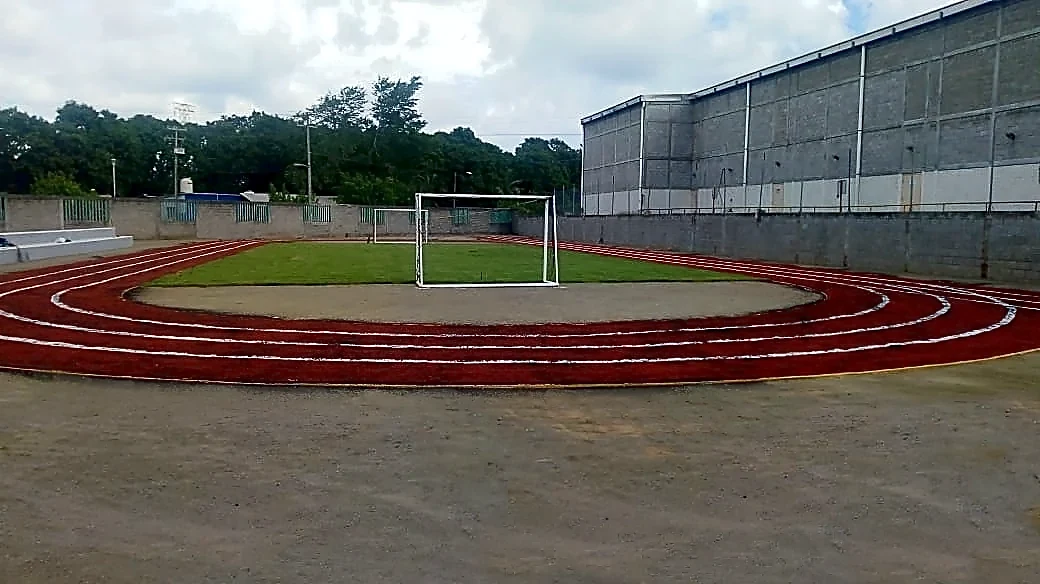 Pista para trotar con pasto sintético en Escuela Primaria y Secundaria José Vasconcelos, Lázaro Cárdenas, Michoacán: la pista desde otro ángulo