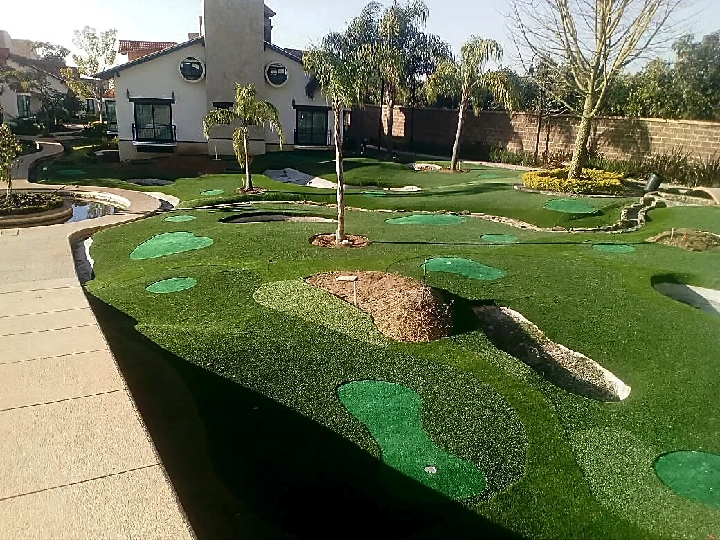Putting green con pasto sintético con pasto sintético en Club Villa San Pedro (minigolf), Ziracuaretiro