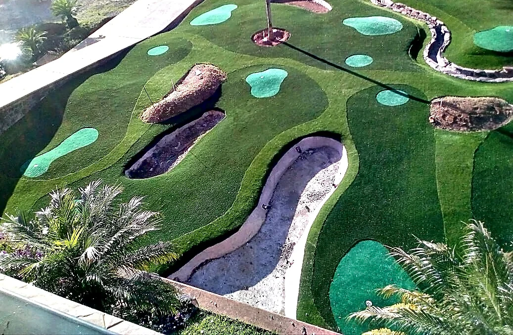 Putting green con pasto sintético con pasto sintético en Club Villa San Pedro (minigolf), Ziracuaretiro, Michoacán: el green y su entorno