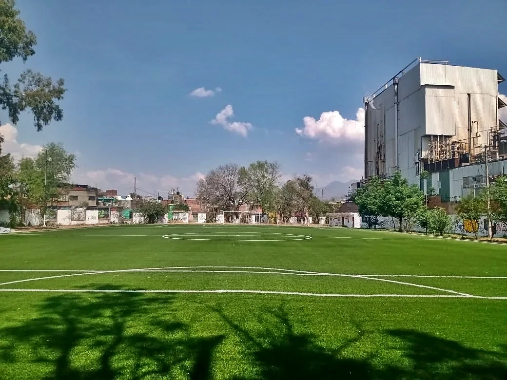 Cancha de fútbol soccer con pasto sintético en Deportivo IMDE, Morelia
