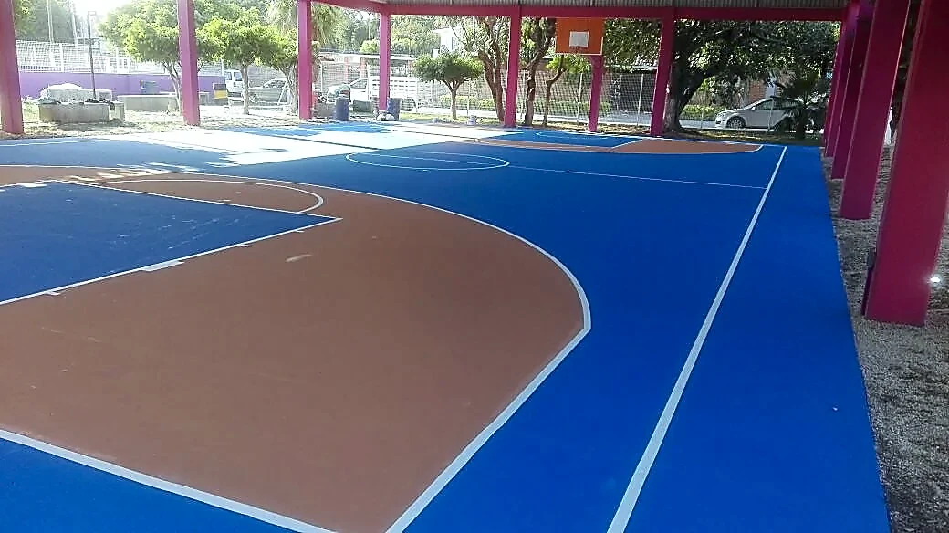 Cancha de básquetbol con pasto sintético en Cuautla, Morelos: superficie y líneas de juego