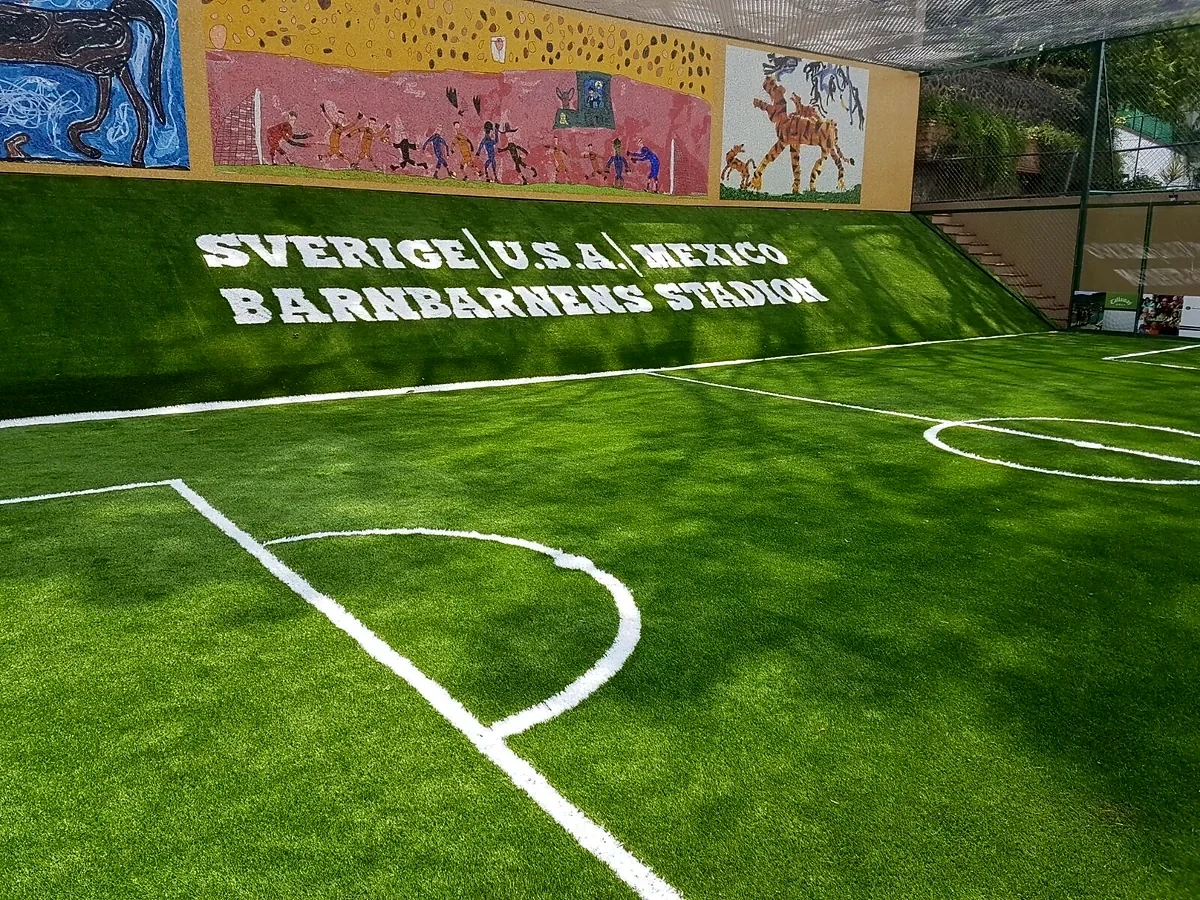 Cancha de fútbol 5 con pasto sintético en Barnbarnes Stadion, Cuernavaca, Morelos: la cancha desde la línea lateral