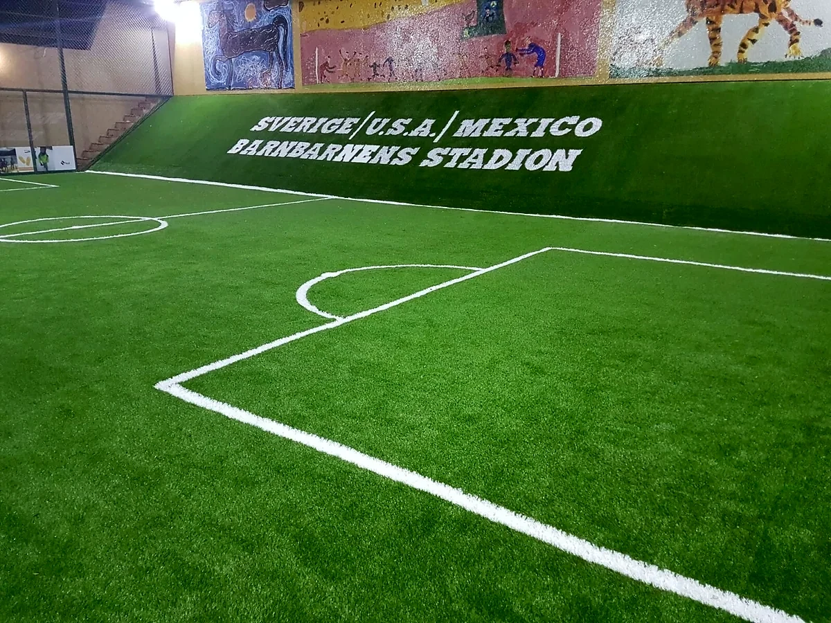 Cancha de fútbol 5 con pasto sintético en Barnbarnes Stadion, Cuernavaca, Morelos: otra vista de la cancha