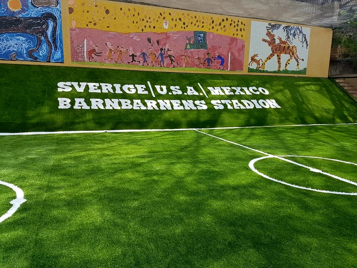 Cancha de fútbol 5 con pasto sintético en Barnbarnes Stadion, Cuernavaca, Morelos: pasto sintético deportivo recién cepillado