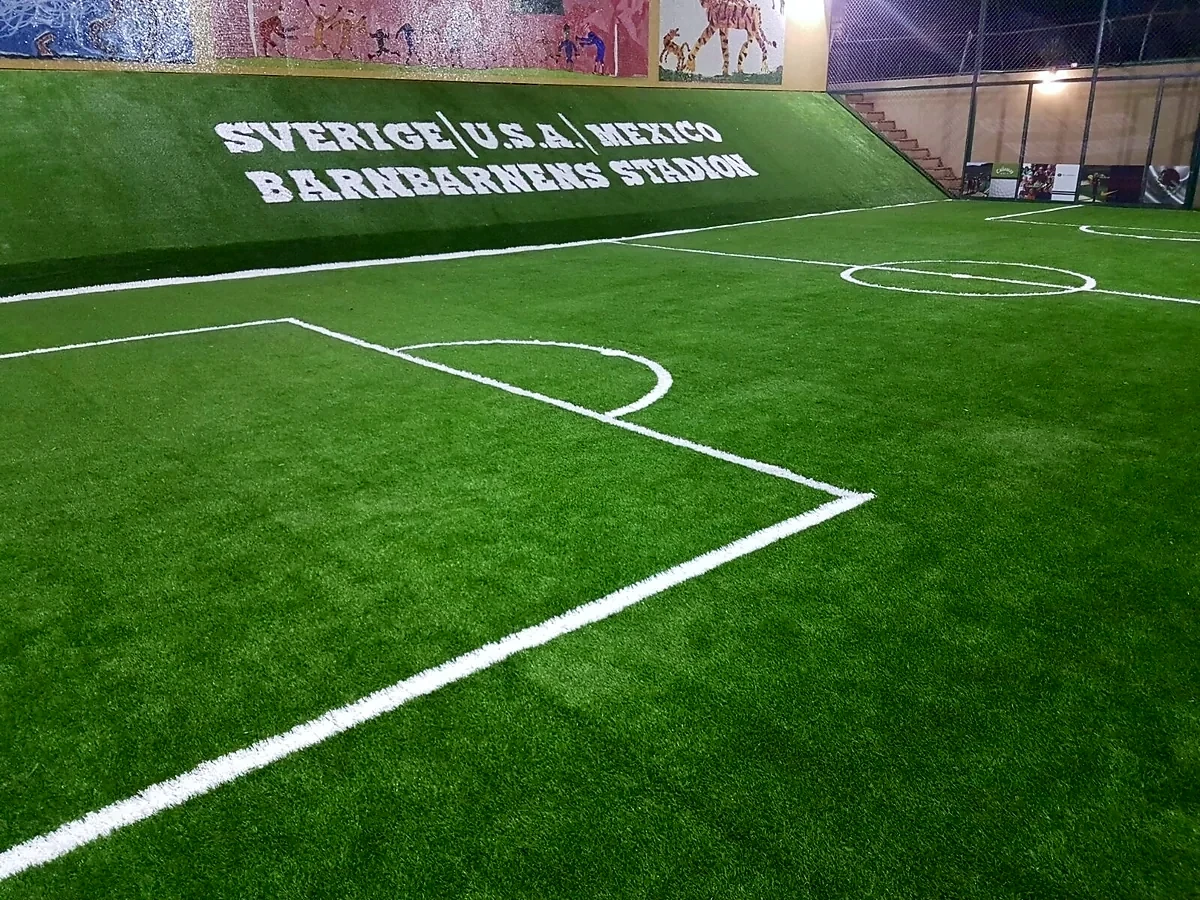 Cancha de fútbol 5 con pasto sintético en Barnbarnes Stadion, Cuernavaca, Morelos: vista de la cancha y su entorno