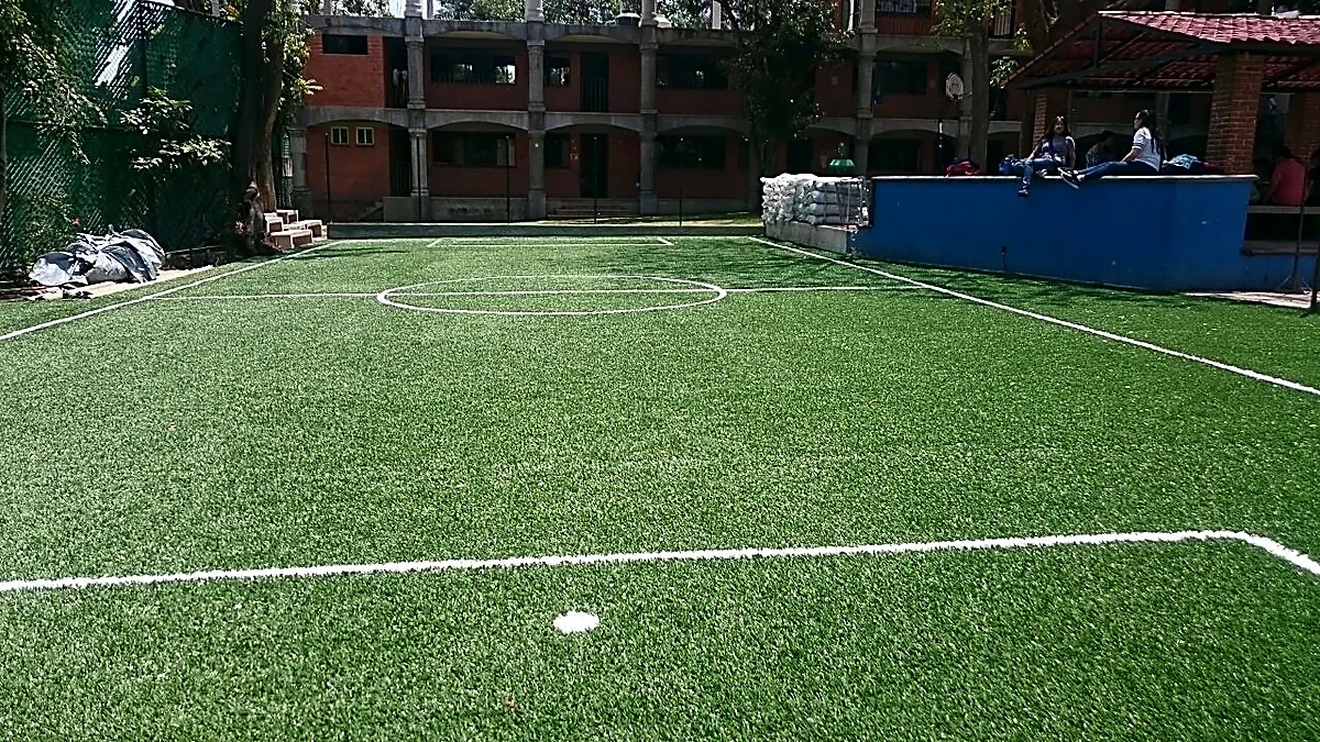 Cancha de fútbol 5 con pasto sintético en Escuela Alphard School, Temixco, Morelos