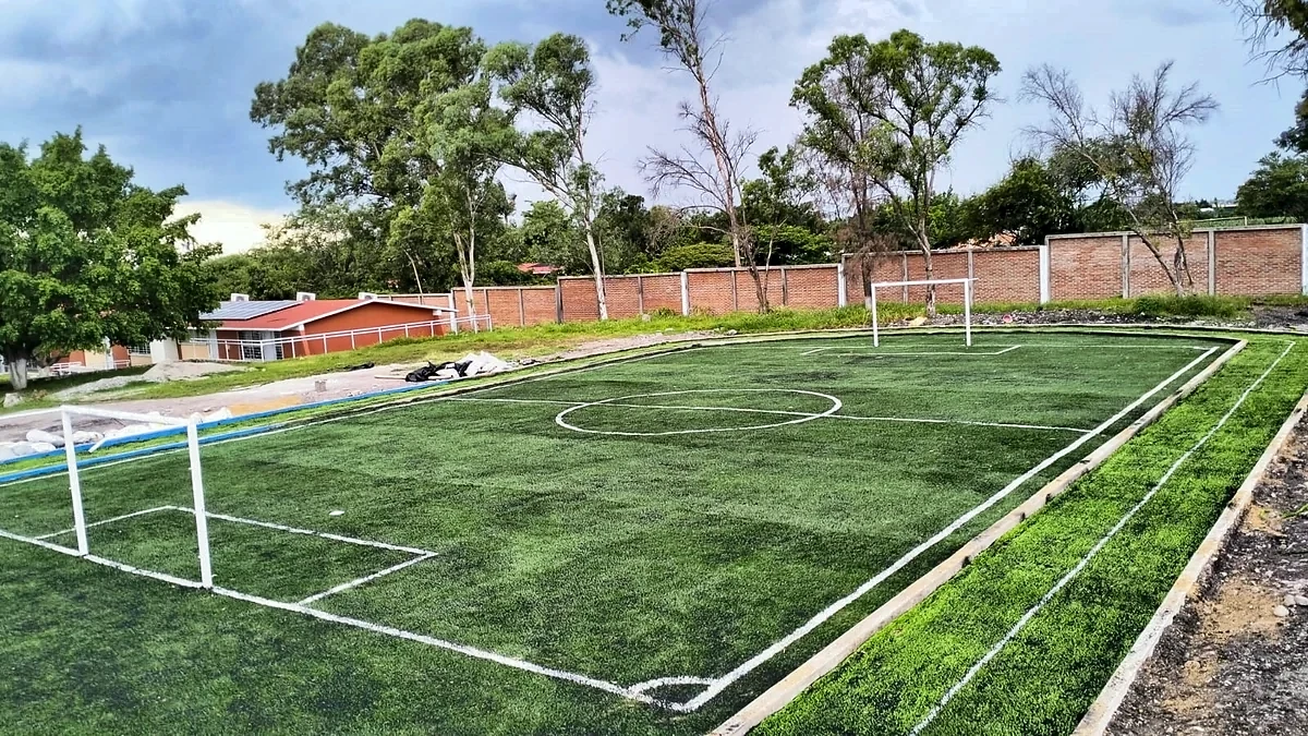 Cancha de fútbol 5 con pasto sintético en Escuela Primaria Miguel Hidalgo, Tlayecac