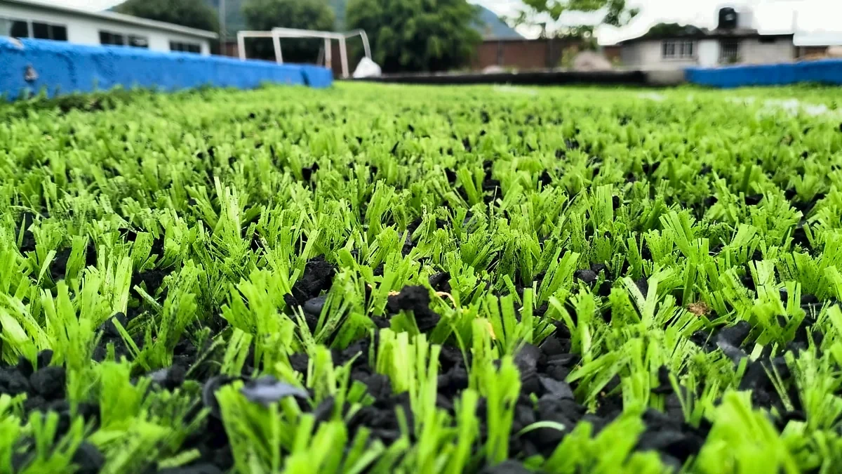 Detalle del pasto sintético de la cancha de fútbol 5 en Tlayecac, Morelos