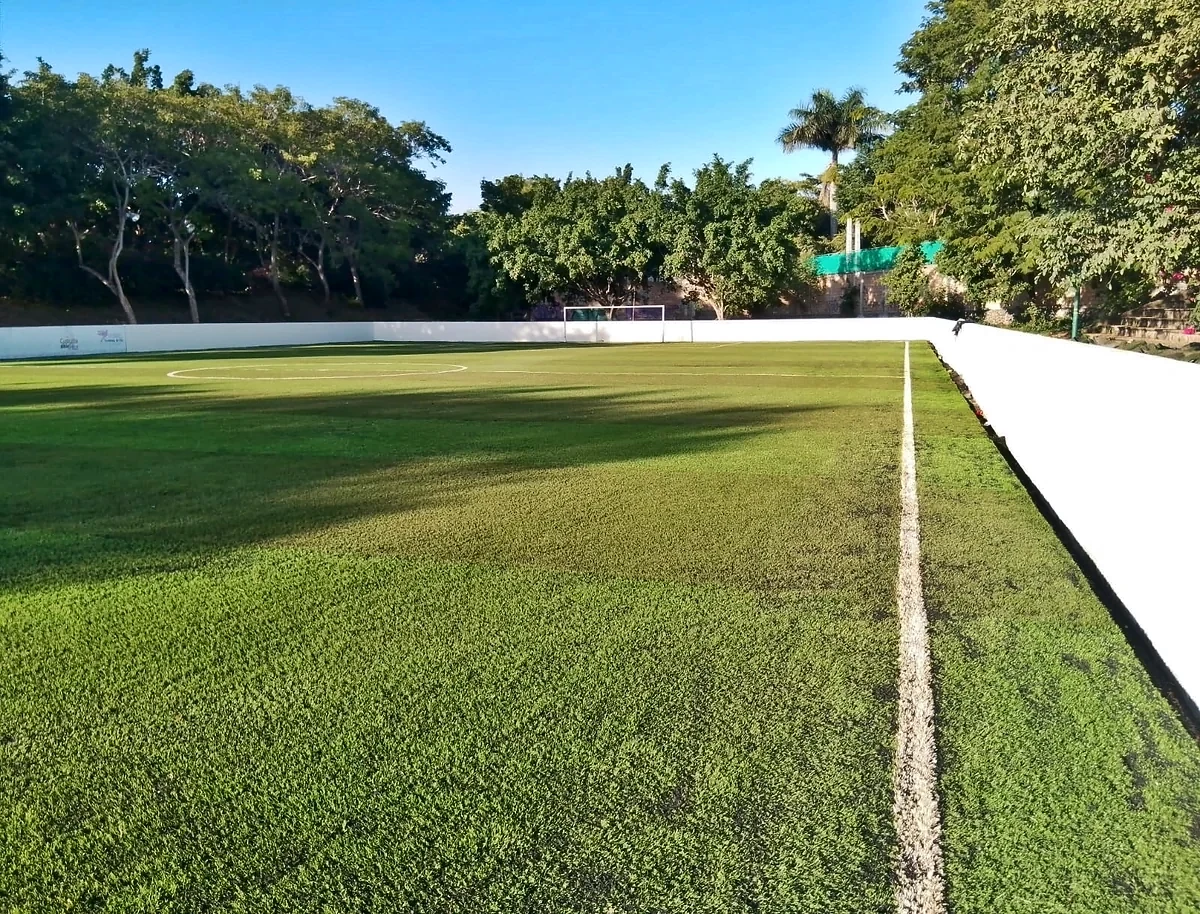 Detalle del pasto sintético de la cancha de fútbol 7 en Cuautla, Morelos