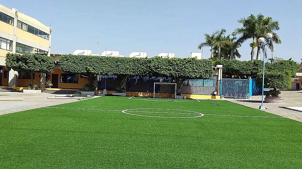 Cancha de fútbol 7 con pasto sintético en Colegio Miraflores, Cuernavaca
