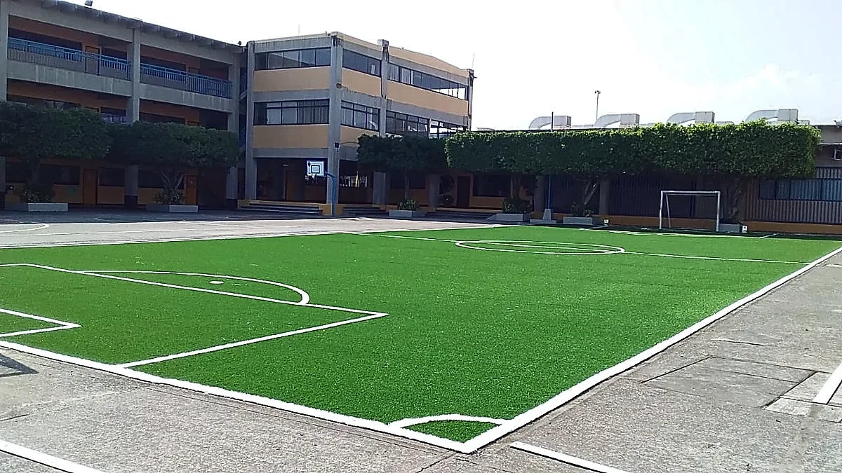 Cancha de fútbol 7 con pasto sintético en Colegio Miraflores, Cuernavaca, Morelos: otra vista de la cancha de fútbol 7