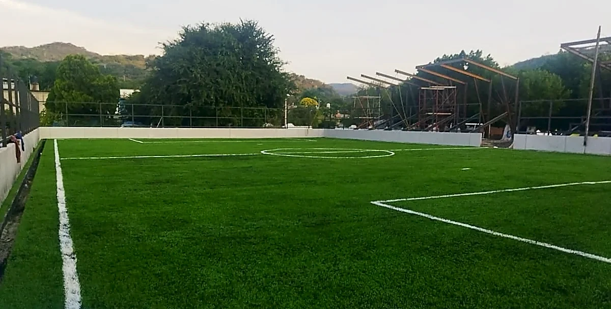 Cancha de fútbol 7 con pasto sintético en Comercializadora KD, Valle Vázquez, Morelos: otra vista de la cancha de fútbol 7