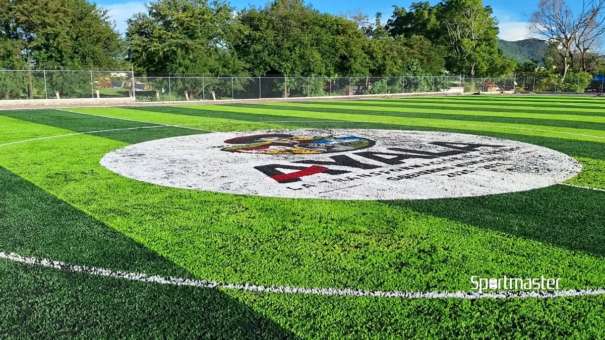 Cancha de fútbol 7 con pasto sintético en Deportivo Ayaña, Ayala, Morelos: líneas de juego insertadas en el mismo pasto