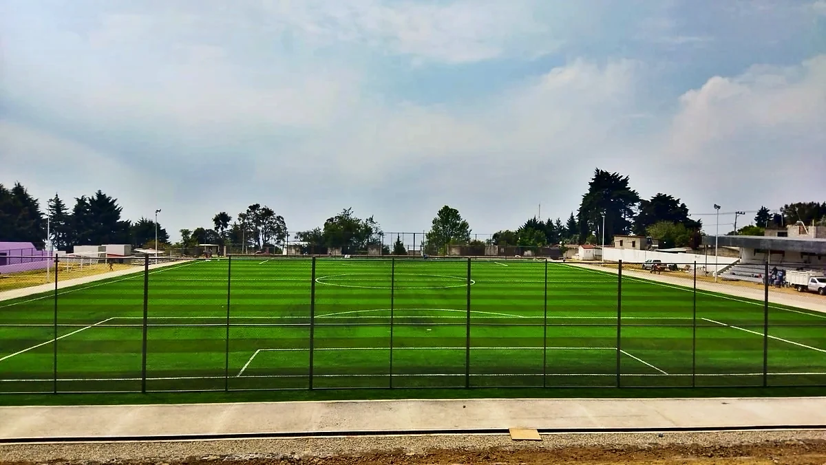 Cancha de fútbol soccer con pasto sintético en Unidad Deportiva Huitzilac, Morelos: líneas de juego insertadas en el pasto
